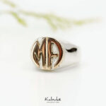 Anillo circular con una o dos iniciales en oro.