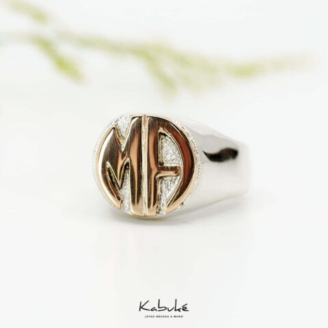 Anillo circular con una o dos iniciales en oro.